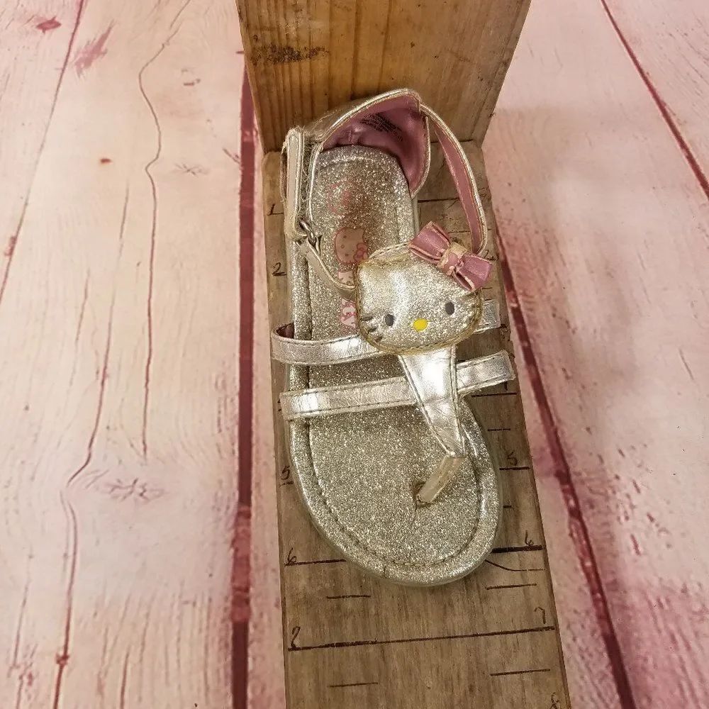 Hello Kitty Sandals 8 - Picture 2 of 4